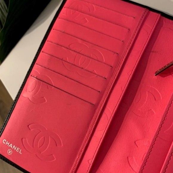 CHANEL Black and White Quilted Key & Card Holder - Picture 6 of 7